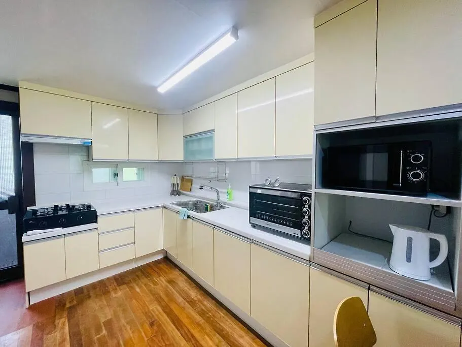 Apartment The Biggest Three Bedroom In Hongdae, Sinchon, Yonsei Seoul South Korea